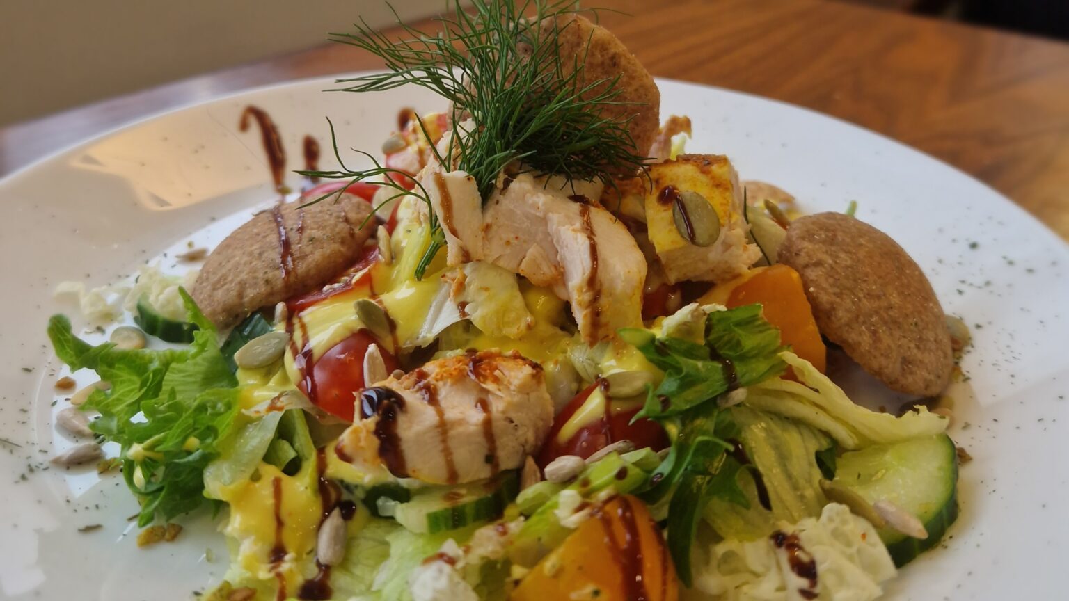 Kanasalat mango ja sinepikastmega