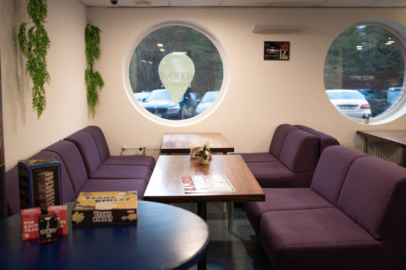 Herne Kohviku istumisala koos lauamängudega