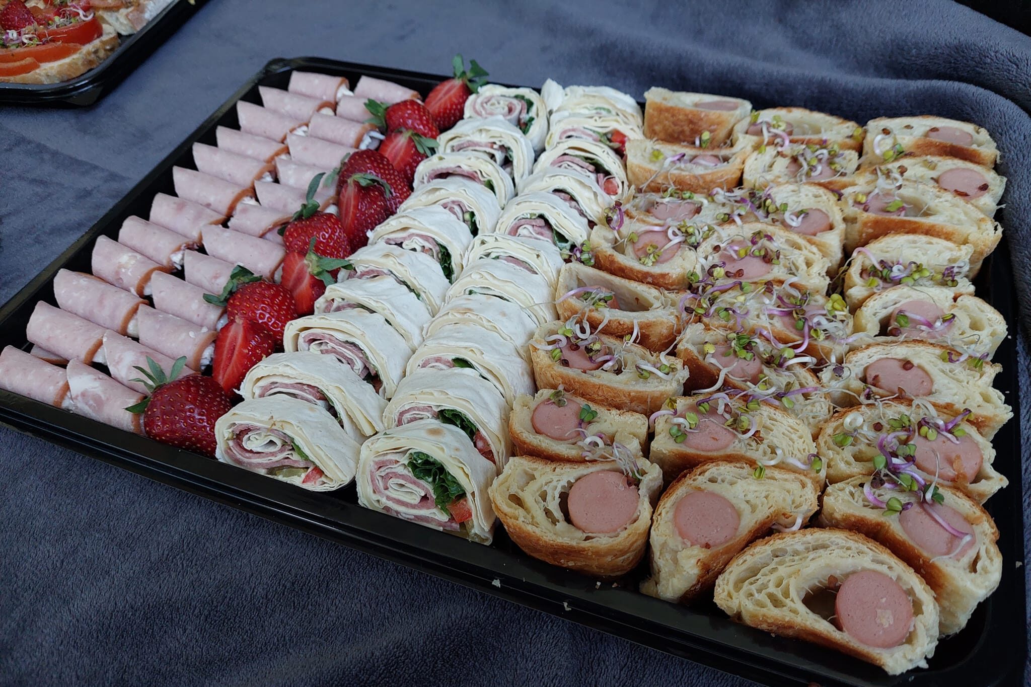 Singirullid, maasikad, lavaširullid ja saiaampsud vorstiga