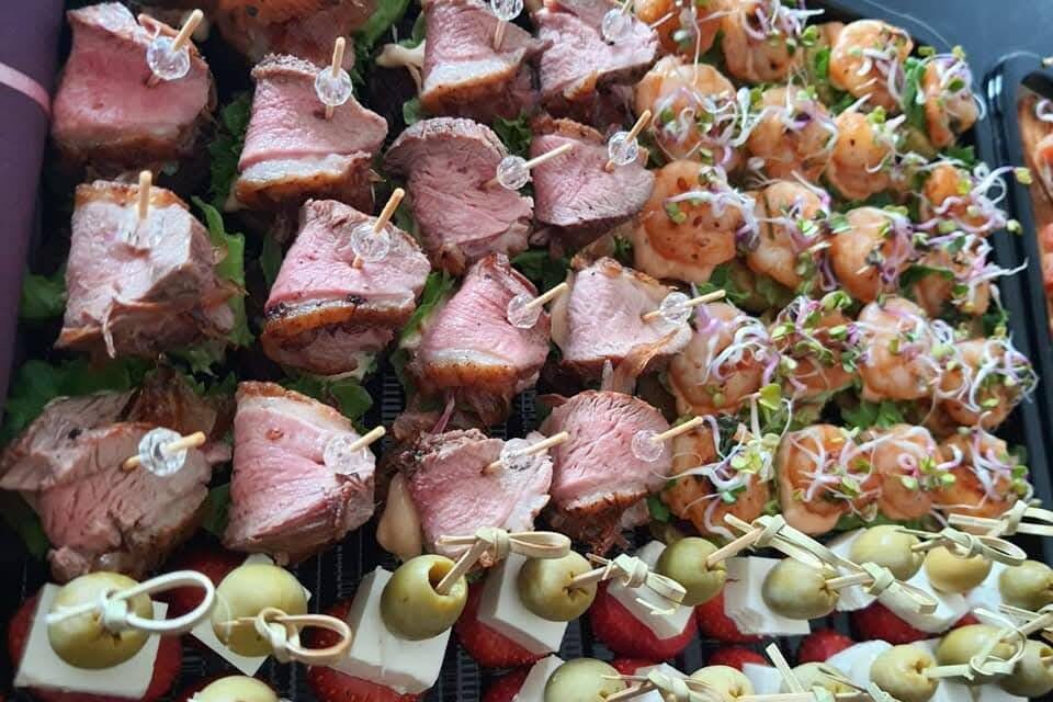 Singi, kreveti ja oliivi-juustu-maasika suupisted